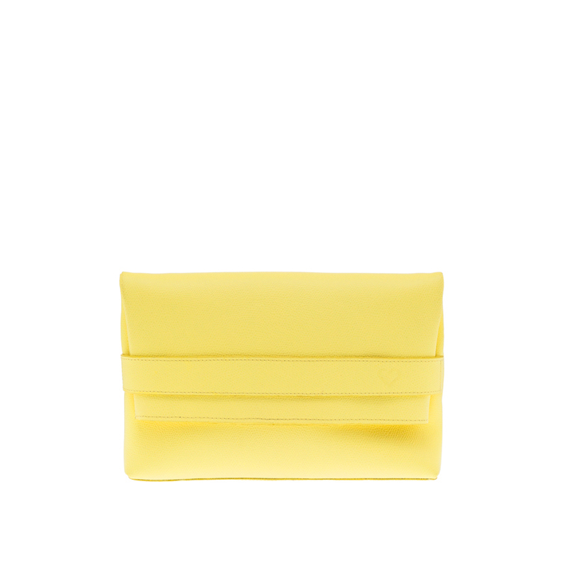 Clutch Alcar do Algarve em couro de uocycling em coramarela. Fecha com tira de pele