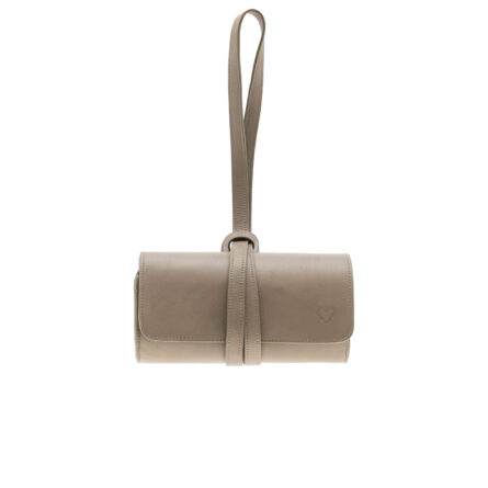 Clutch Silene em pele de upcycling e forrado com tecido de upcycling sem fecho, sem metais. Cor nude