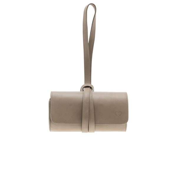 Clutch Silene Taupe Clutch Silene em pele de upcycling e forrado com tecido de upcycling sem fecho, sem metais. Cor nude