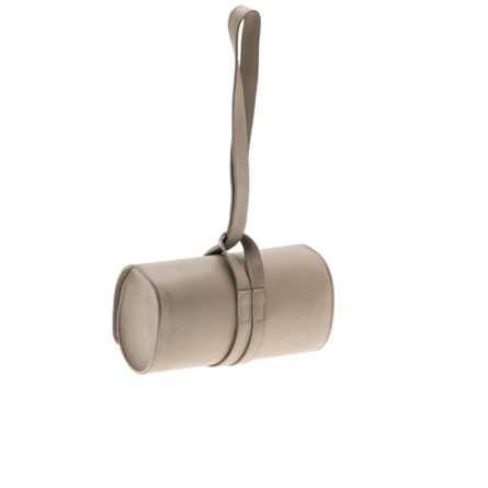 Clutch Silene em pele de upcycling e forrado com tecido de upcycling sem fecho, sem metais. Cor nude