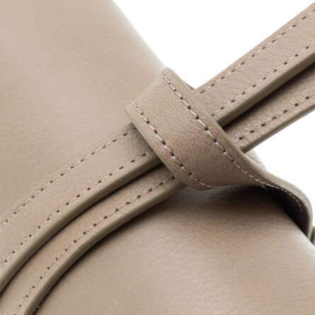 Clutch Silene Taupe II em pele de upcycling e forrado com tecido de upcycling sem fecho, sem metais. Cor nude